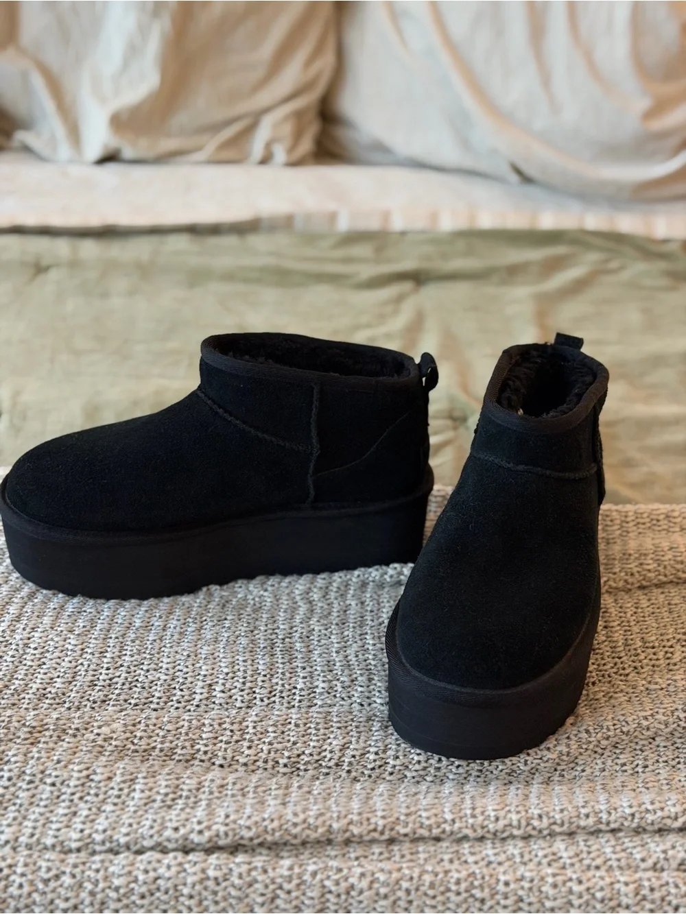 NWOB UGG Classic Ultra Mini Platform Boots - Black - 7.5